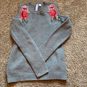 Flower embroidery, shoulder-less, grey sweater